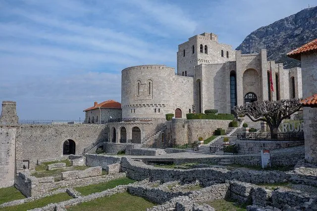 Krujë Castle &mdash; Skanderbeg's Fortress